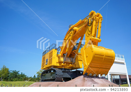 A super-large power shovel with a beautiful sunny blue sky and yellow body | Komatsu City, Ishikawa Prefecture 94213893