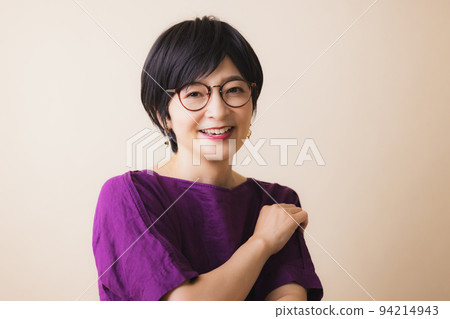 Middle-aged women beauty beige back paper Middle-aged women beauty beige back paper 94214943