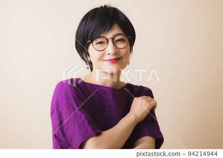 Middle-aged women beauty beige back paper Middle-aged women beauty beige back paper 94214944
