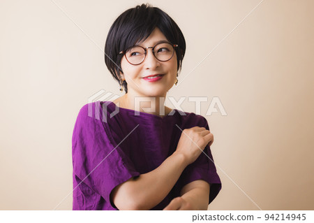 Middle-aged women beauty beige back paper Middle-aged women beauty beige back paper 94214945