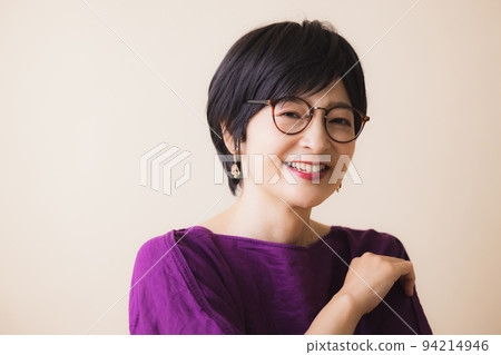 Middle-aged women beauty beige back paper Middle-aged women beauty beige back paper 94214946