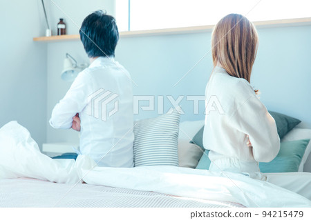 一男一女在臥室吵架夫妻吵架 94215479