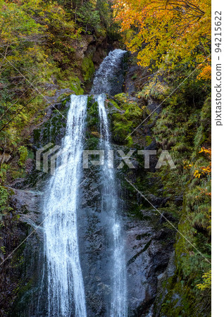 Mikaeri Falls dyed in autumn colors (Akita Prefecture) 94215622