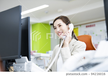 商務辦公室電話女人打電話微笑 商務辦公室電話女人打電話微笑 94216016