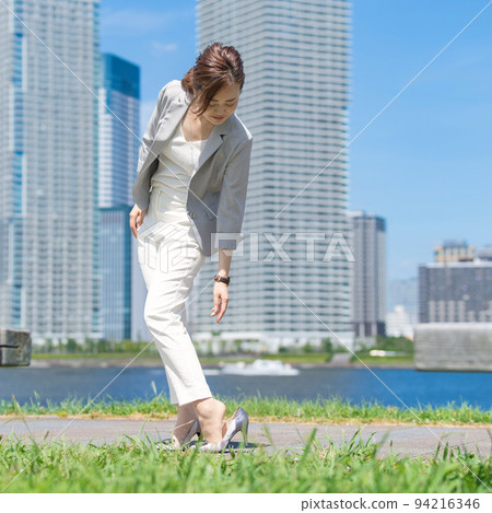 患鞋水泡的女商人 94216346