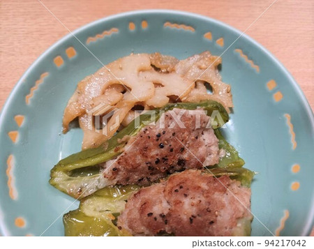 Stir-fried stuffed peppers and lotus roots at home Stir-fried stuffed peppers and lotus roots at home 94217042