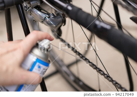 Bicycle maintenance Spraying oil on the chain 94217049