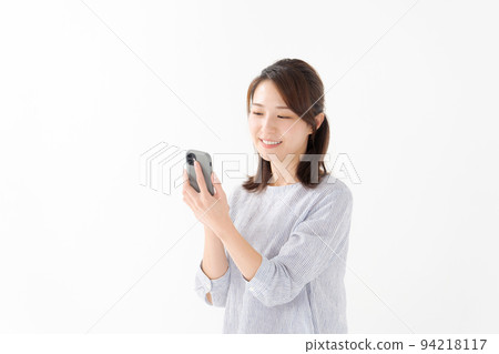 Woman holding a smartphone 94218117