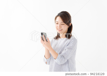 Woman holding a smartphone 94218120