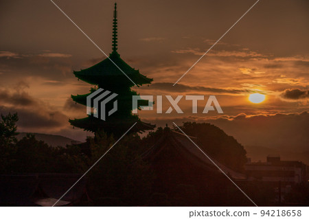 京都市南區等待黎明的東寺五層寶塔 94218658