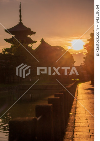 The five-storied pagoda of Toji Temple waiting for dawn in Minami Ward, Kyoto City The five-storied pagoda of Toji Temple waiting for dawn in Minami Ward, Kyoto City 94218664