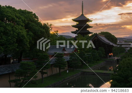 京都市南區等待黎明的東寺五層寶塔 94218683