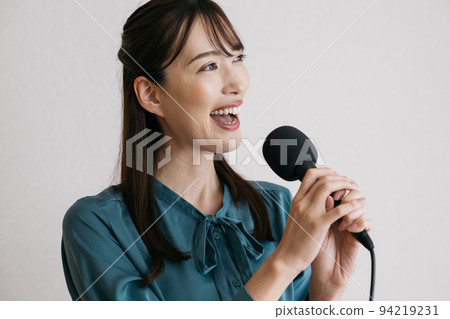 練習語音訓練和發聲的女性 練習語音訓練和發聲的女性 94219231