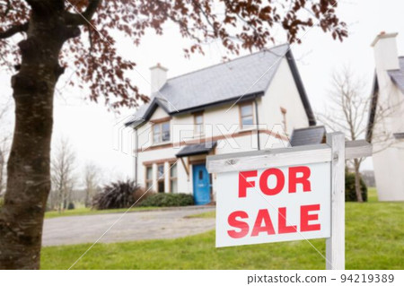 For sale signboard in front of residential building 94219389