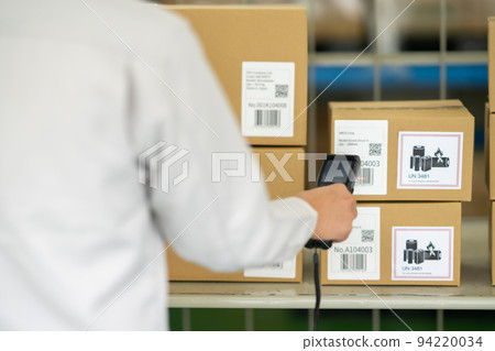 倉庫男員工掃描條碼標籤 94220034