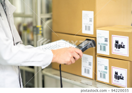 一名收貨的倉庫男工作人員 94220035