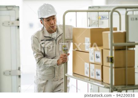 推著籃子手推車的倉庫經理 94220038