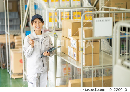 引入物流系統並成功提高效率的女性 94220040