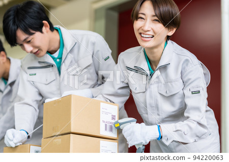 Shipping inspection team reading packaging and labels 94220063