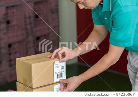 Part-time staff attaching labels by hand Part-time staff attaching labels by hand 94220067