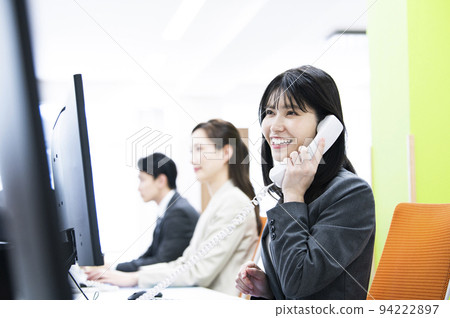 商務辦公室電話女人打電話微笑 商務辦公室電話女人打電話微笑 94222897
