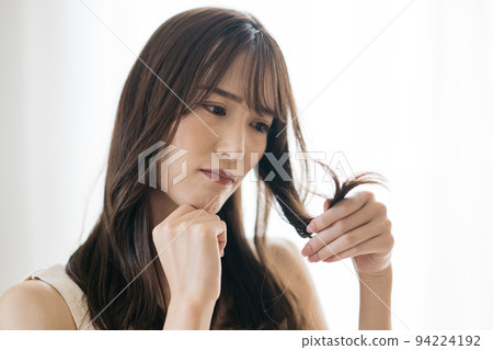 頭髮受損、分叉和捲髮的女性 94224192