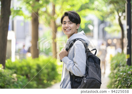 一個年輕人看著鏡頭微笑 94225038