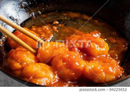Ebi chili made in an iron frying pan 94225652