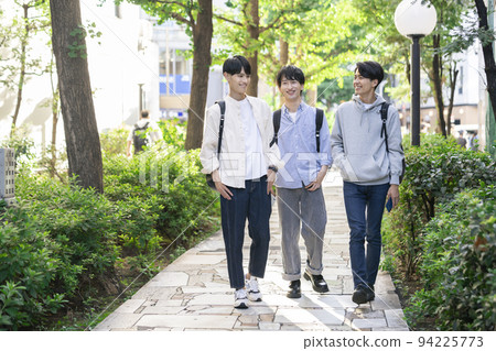 三個年輕人並肩走 三個年輕人並肩走 94225773