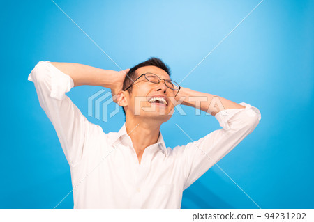 A man holding his head and lamenting his failure A man holding his head and lamenting his failure 94231202