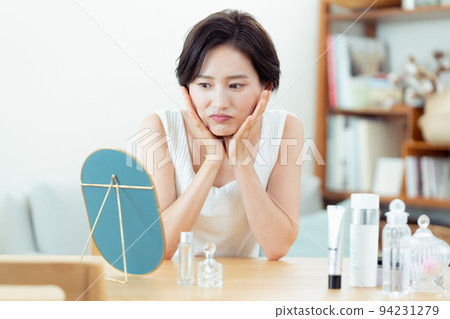 A woman suffering from skin trouble in the living room 94231279