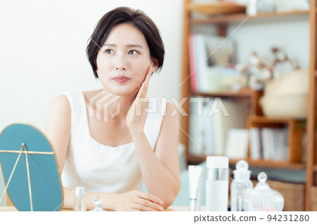 A woman suffering from skin trouble in the living room 94231280