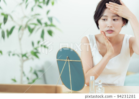 一位在客廳裡患皮膚病的女人 94231281