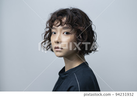 二十多歲的短髮女人 94231932