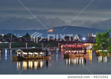 嵐山燈籠 Nagashi 和 Gozan Okuribi 94232842