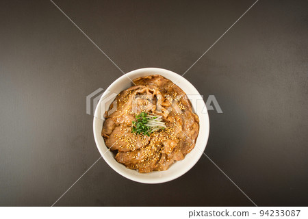 十勝蓋飯，上面放上健康的西蘭花芽，配上美味的甜辣醬油和味醂醬 94233087