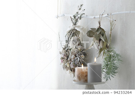 A wreath and swag on the white wall A wreath and swag on the white wall 94233264