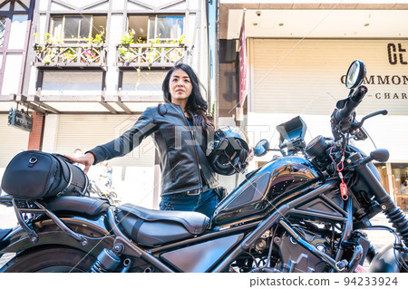 騎著大型巡洋艦自行車遊覽橫濱的女騎手 在橫濱元町商店街購物 騎著大型巡洋艦自行車遊覽橫濱的女騎手 在橫濱元町商店街購物 94233924