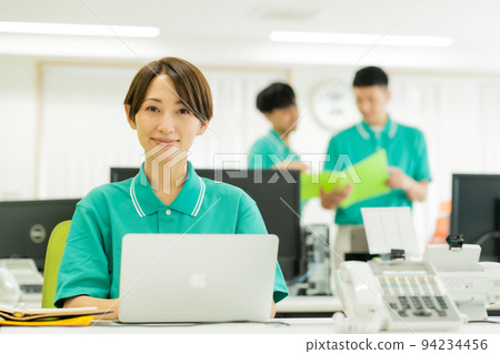 在辦公室工作的穿制服的年輕女人 94234456