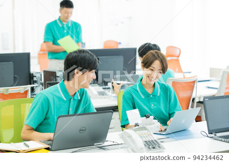 護理經理在辦公室開會 94234462