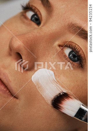 Face massage with brushes. 94235154