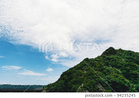 夏天藍天和山 94235245