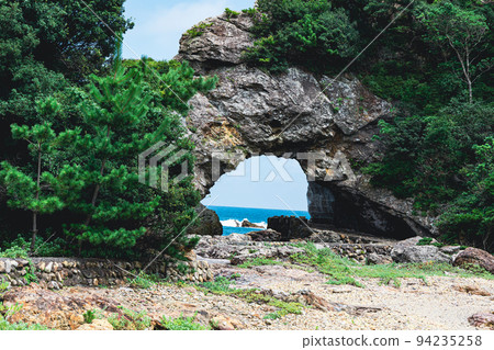 和歌山岩石的地方,在海邊有一個洞 和歌山岩石的地方,在海邊有一個洞 94235258