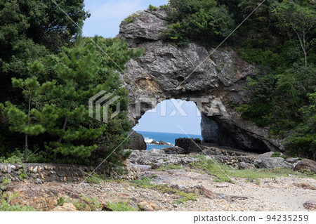 Wakayama Rocky place with a hole in the seaside Wakayama Rocky place with a hole in the seaside 94235259