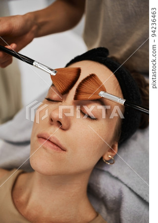 Face massage with brushes. 94236463