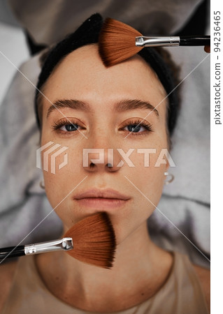 Face massage with brushes. 94236465