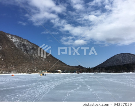 Smelt fishing on the ice of Lake Akagi Onuma in fine weather 94237039