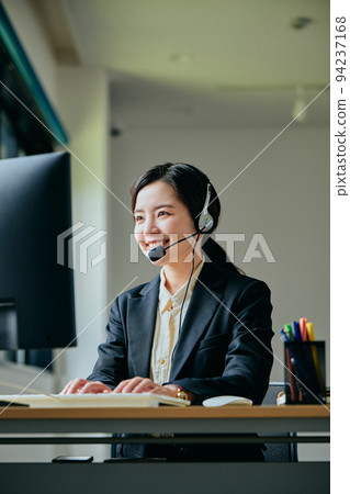 年輕接線員在辦公室接電話 年輕接線員在辦公室接電話 94237168