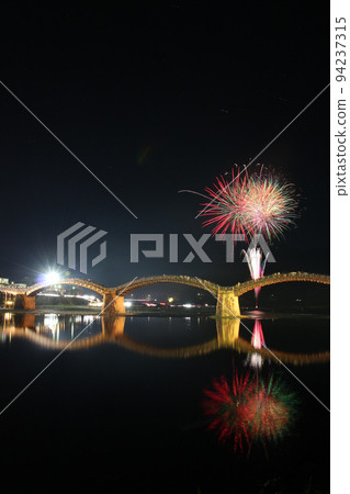 錦帶橋煙花！ HANABI 倒映在水面上 山口縣旅遊岩國市橫山日本夏季 94237315