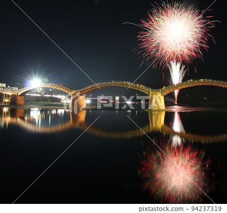 錦帶橋煙花！ HANABI 倒映在水面上 山口縣旅遊岩國市橫山日本夏季 94237319